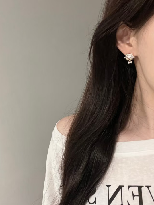 Cat - shaped Diamond Stud Earrings